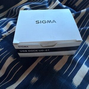 Sigma Beauty White and Black USB Dock UD-01 Box